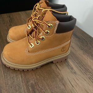 Timberland toddler boots size 7. Comes with box very good condition